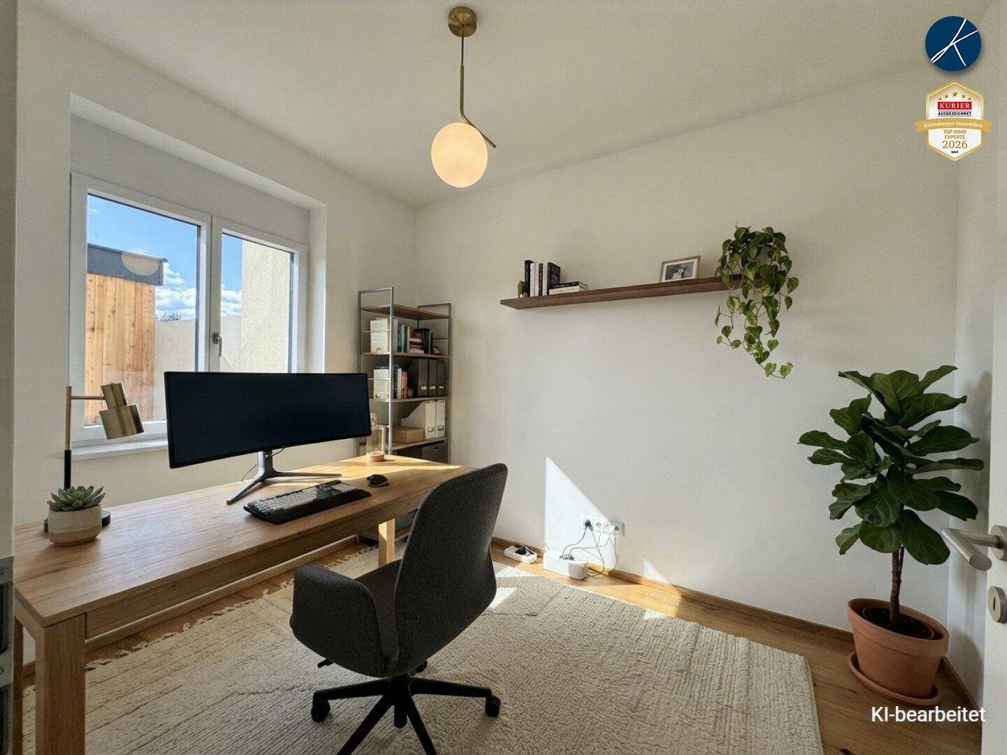 Helles Arbeitszimmer mit großem Schreibtisch, Holzfußboden und Blick ins Freie.