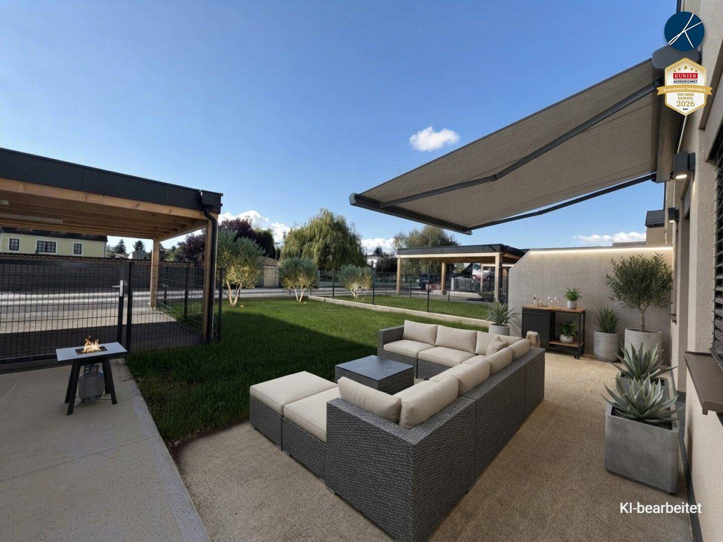 Großzügige Terrasse mit bequemen Loungemöbeln, Markise und Blick auf den Gartenbereich.