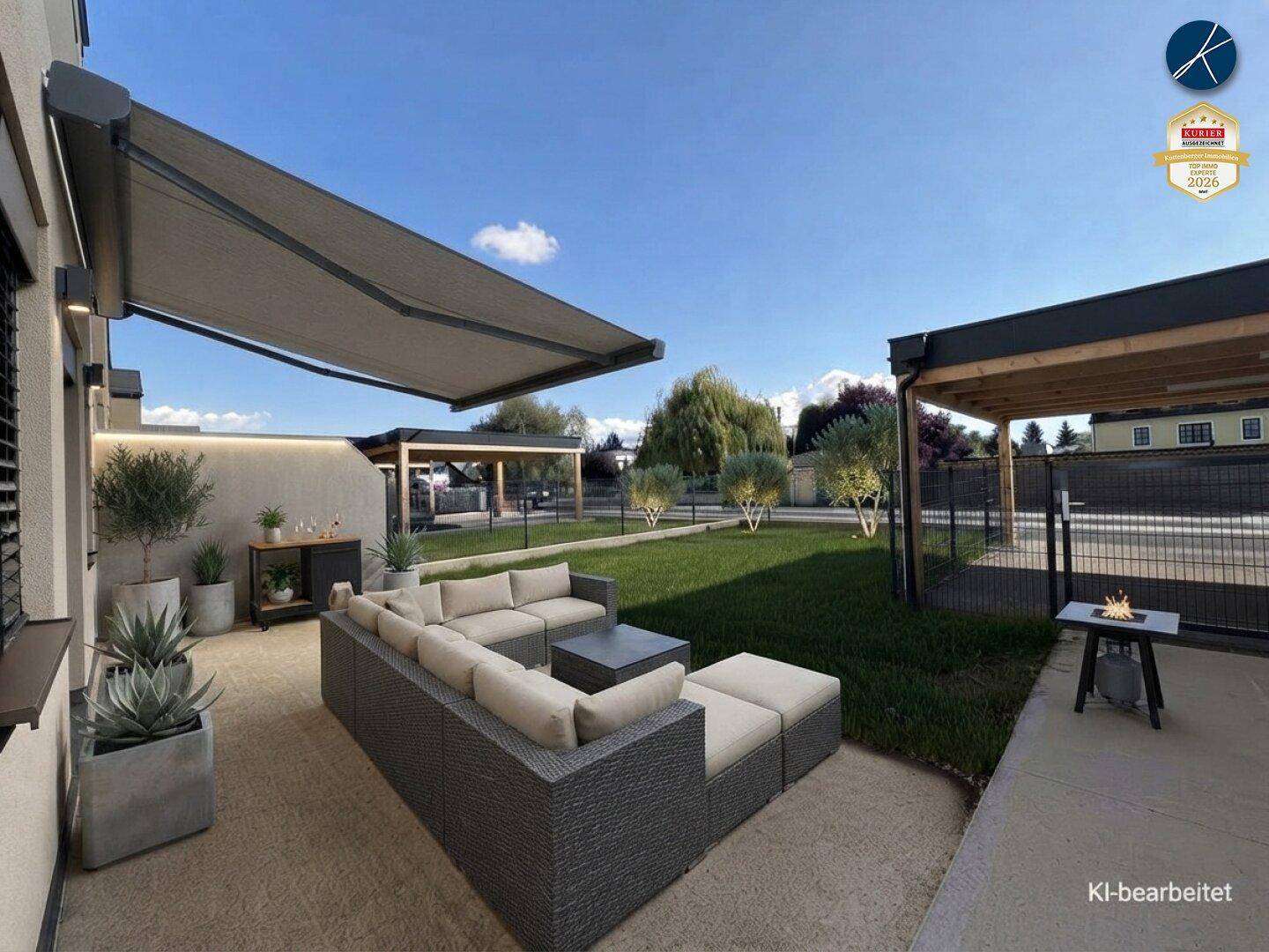 Gemütliche Terrasse mit moderner Lounge-Sitzgruppe, Markise und Blick ins Grüne.