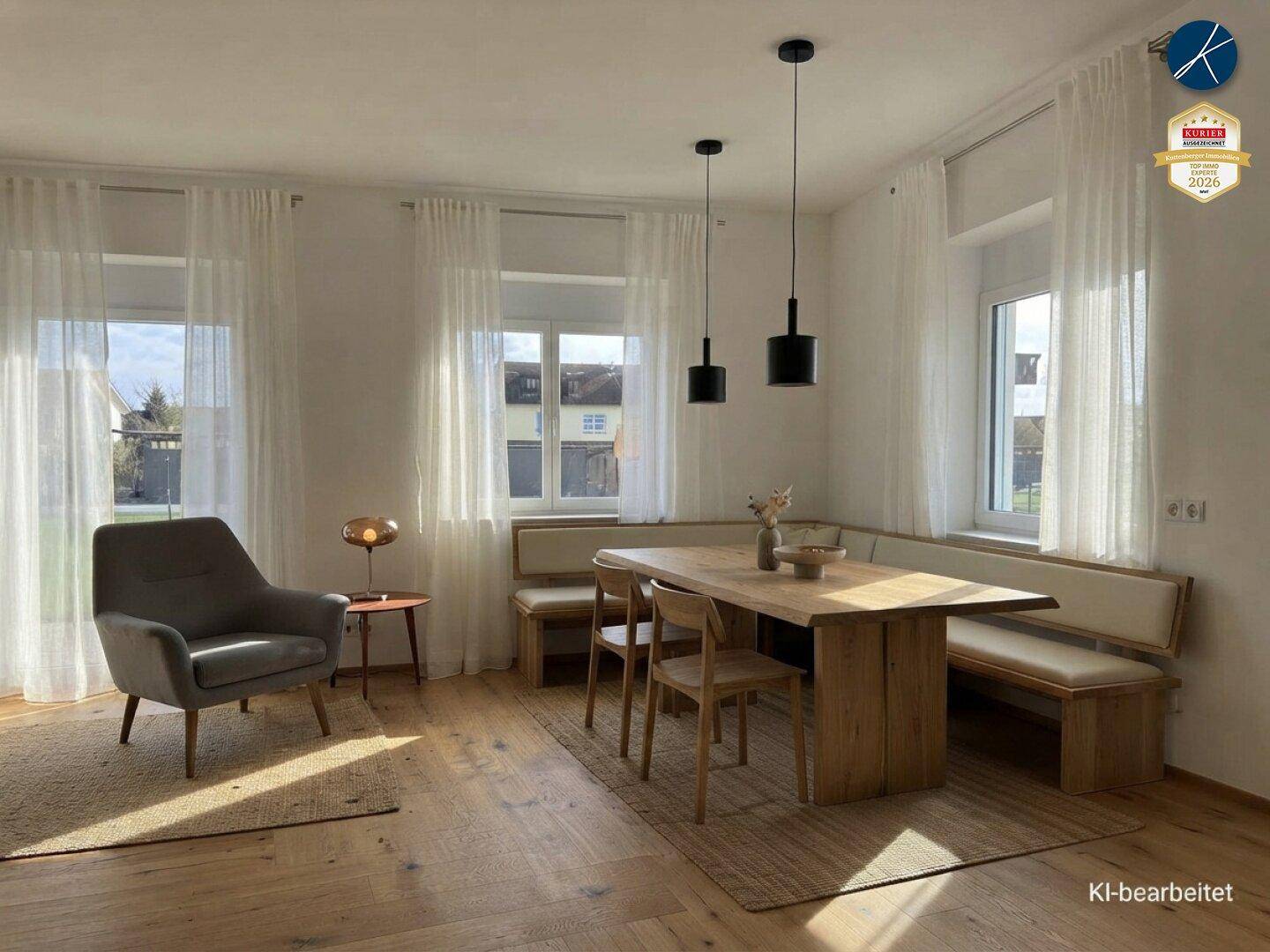 Heller Essbereich mit rustikalem Holztisch, Sitzbank und großen Fenstern für viel Tageslicht.