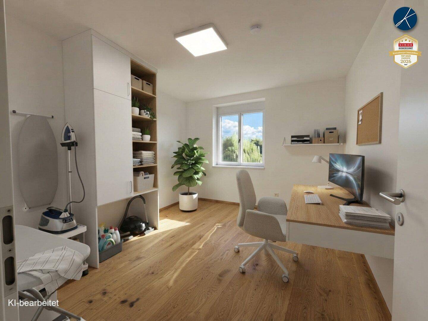 Helles Arbeitszimmer mit Schreibtisch, Regalen und Platz für Haushaltsgeräte.