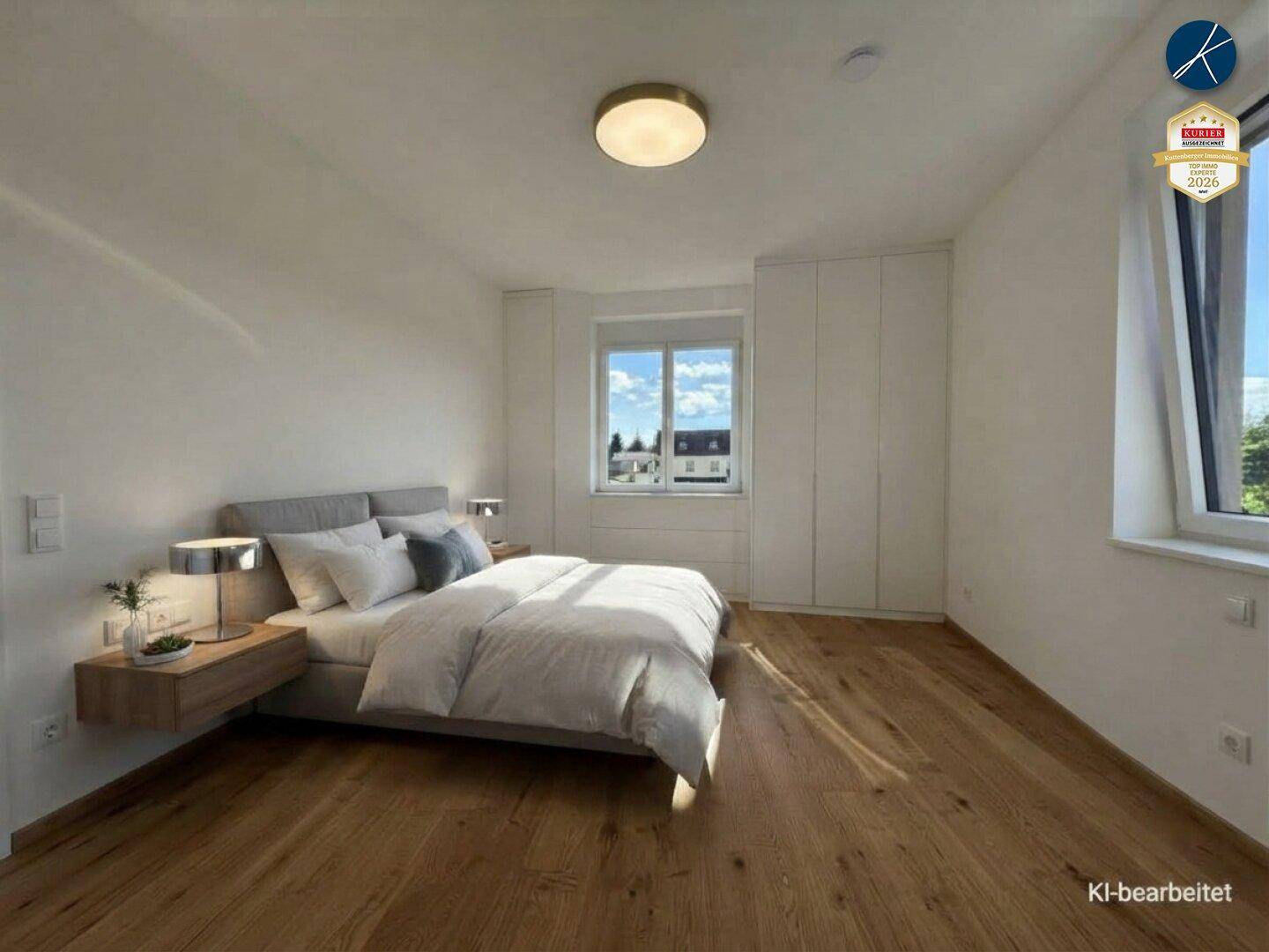Schlafzimmer mit Doppelbett, Einbauschränken und hellem Holzfußboden.