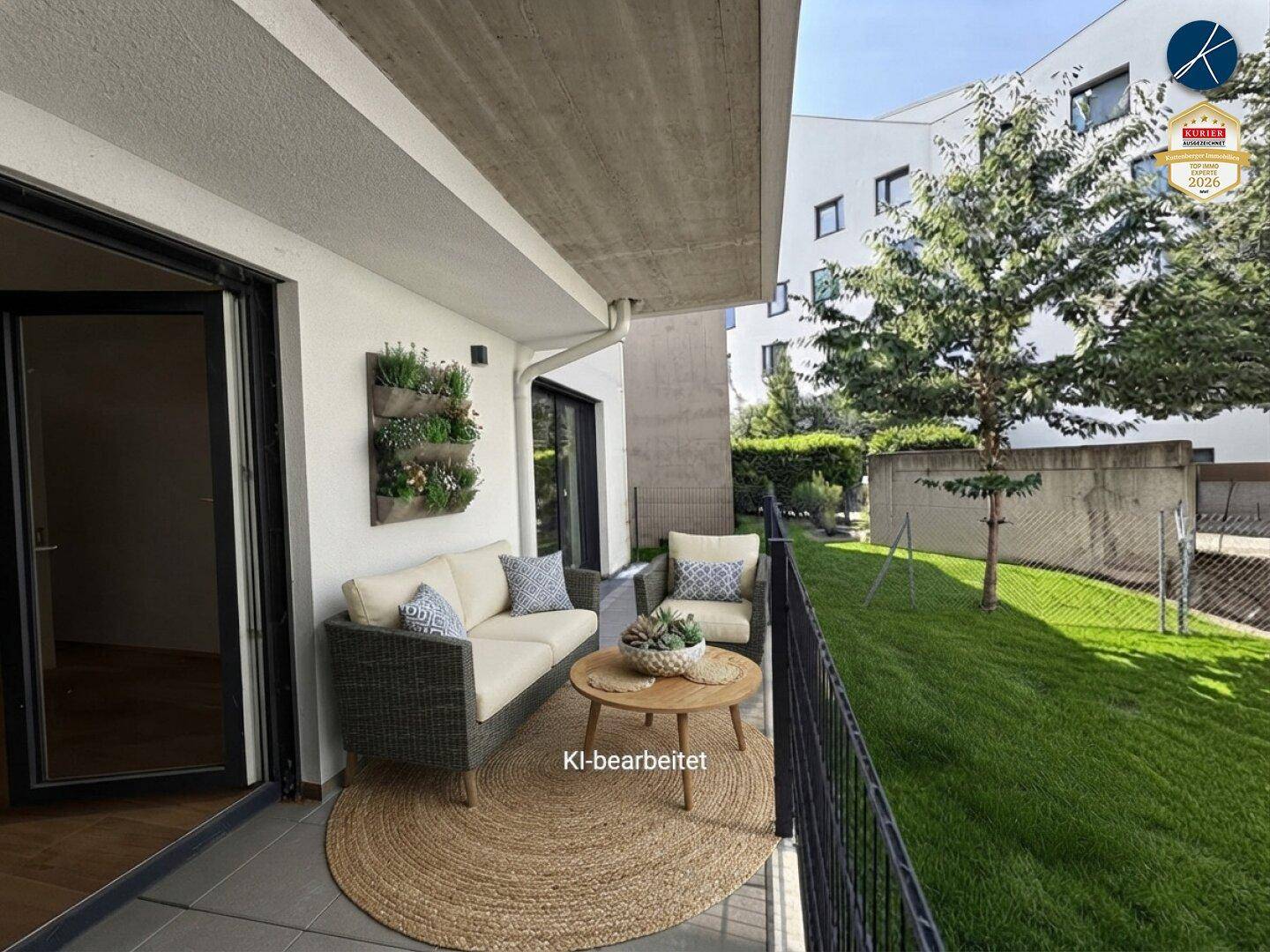 Westseitige Terrasse mit Blick in den grünen Innenhof