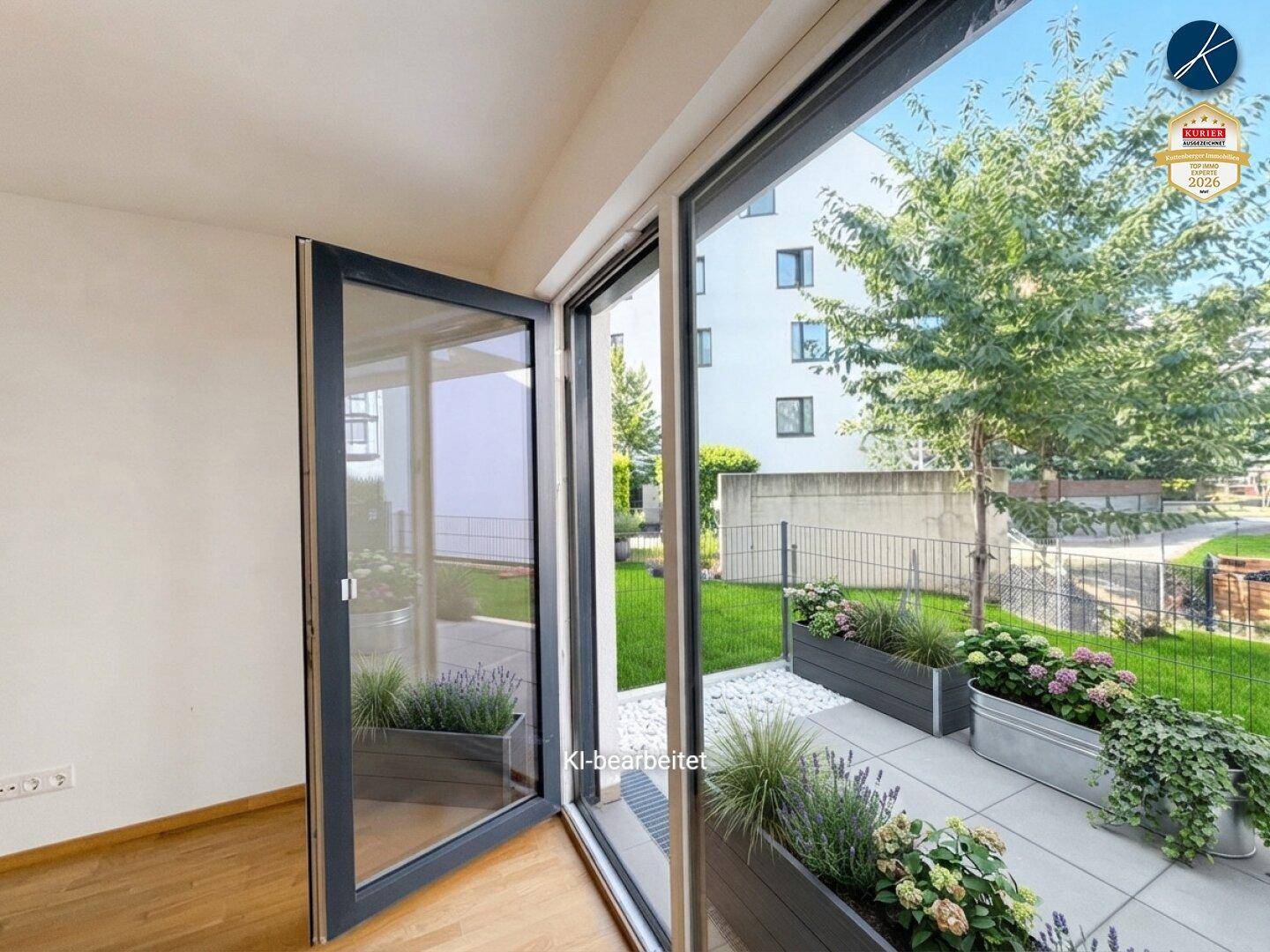 Ausgang auf die westseitige Terrasse mit Blick in den grünen Innenhof