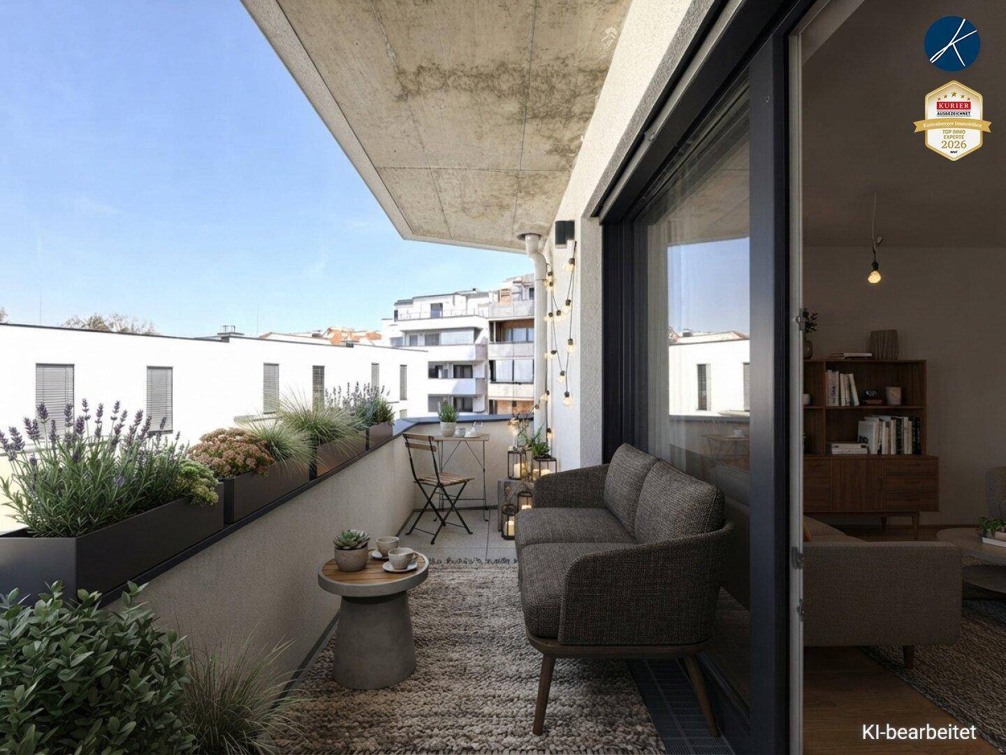 Möblierter Balkon mit Pflanzen, gemütlicher Sitzecke und urbanem Ausblick auf die Stadt.