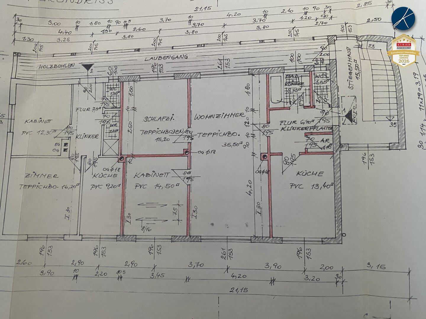 Detaillierter Grundriss einer Etage mit Schlafzimmer, Wohnzimmer, Küche, Bad und Zugang zu einem Laubengang.