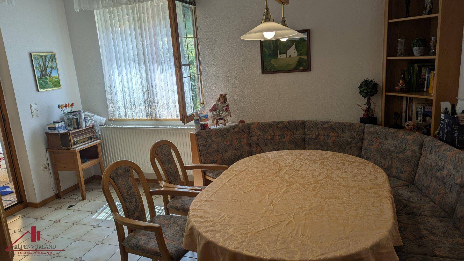 Gemütlicher Essbereich mit Eckbank, Esstisch und Fenster, das viel Licht hereinlässt.