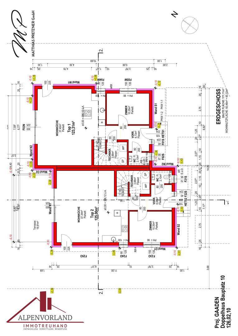 Grundriss des Erdgeschosses einer Doppelhaushälfte mit offenem Wohnbereich und Terrassenzugang.