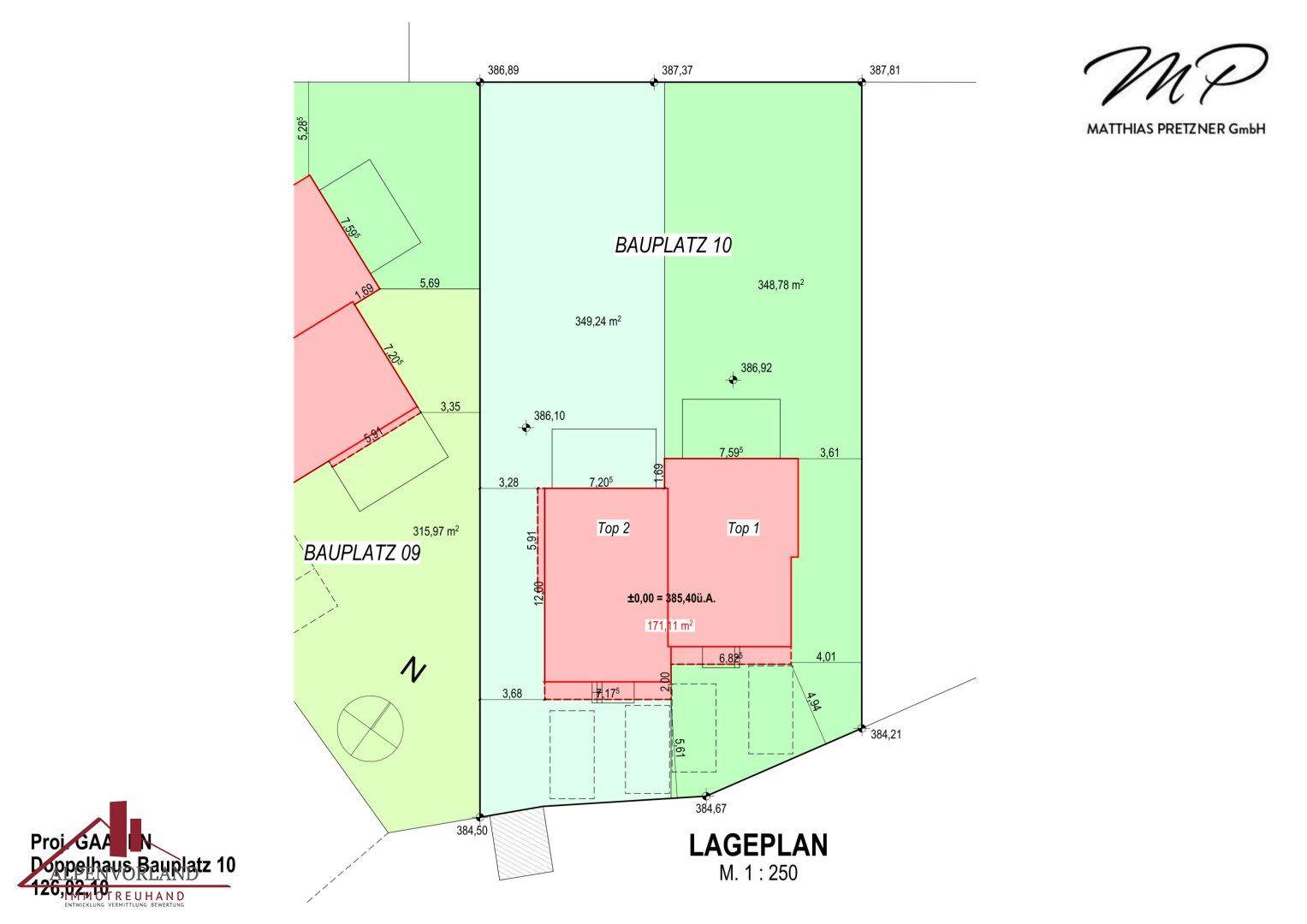 Lageplan des Baugrundstücks mit zwei Doppelhaushälften und umliegenden Grünflächen.