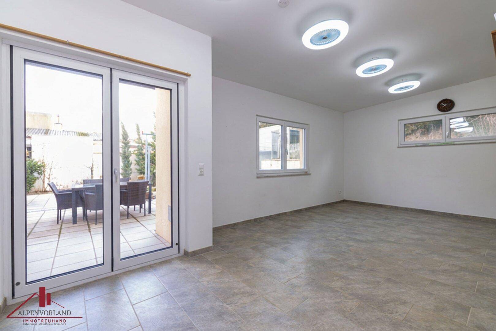 Neuer Preis!!Hochwertig ausgestattete Vorstadtvilla auf 745m² Eigengrund-Personenaufzug-Klimaanlage-Notstromaggregat! - Ansicht 6