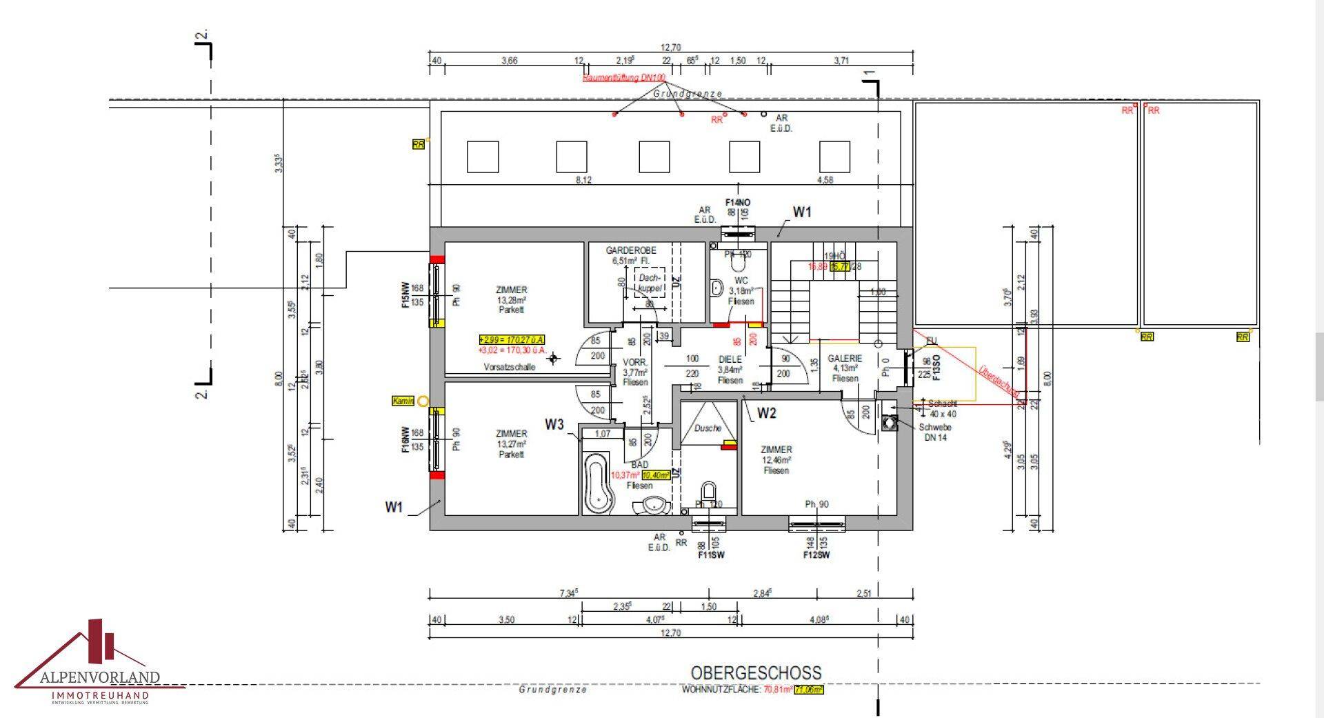 Grundriss des Obergeschosses mit mehreren Schlafzimmern, Badezimmer und Balkon.