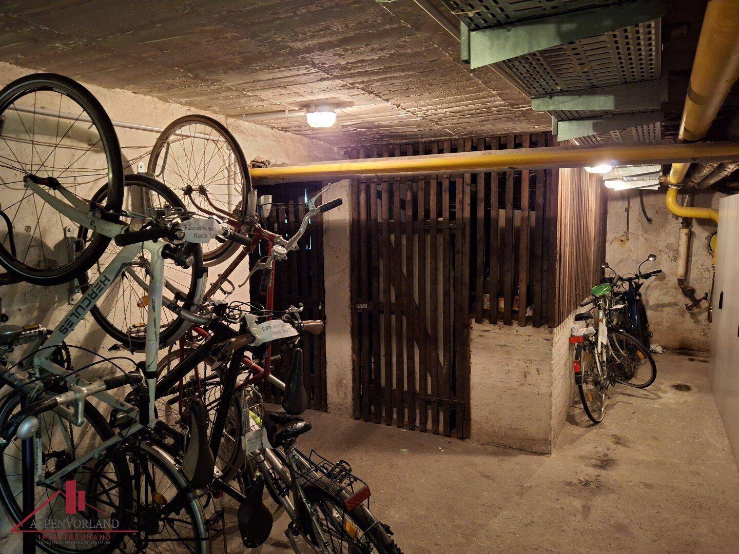 Gemeinschaftlicher Fahrradraum im Keller mit Abstellmöglichkeiten und sichtbaren Leitungen.