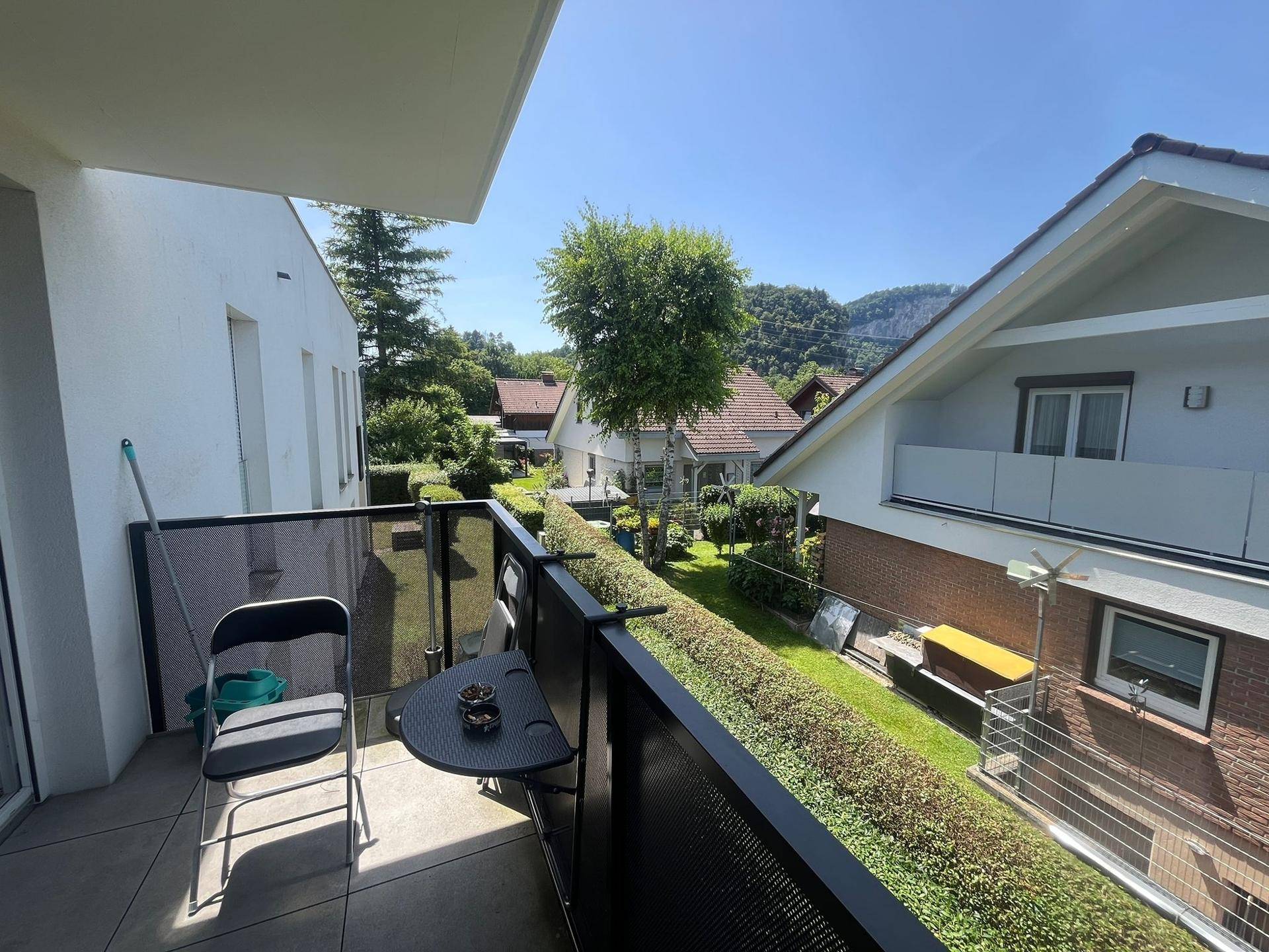 Balkon mit kleiner Sitzgelegenheit und einem schönen Blick ins Grüne und auf die Umgebung.