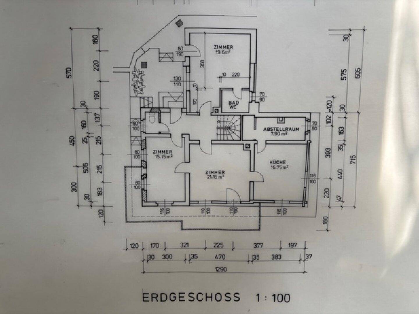 Grundriss des Erdgeschosses mit Zimmern, Küche, Bad und Abstellraum.