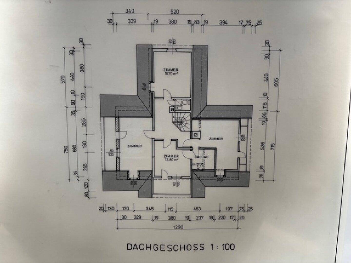 Grundriss des Dachgeschosses mit drei Zimmern und einem Bad.