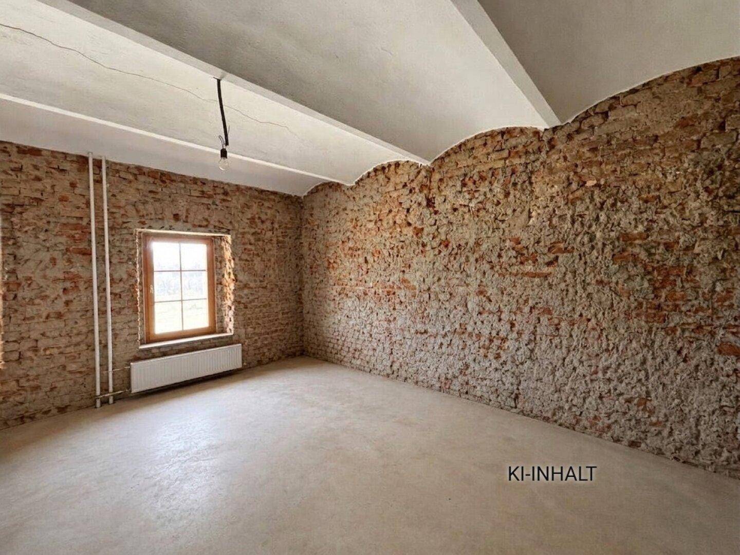 Unfertiger Raum mit freigelegten Ziegelwänden und Betonboden, bereit für den Ausbau.