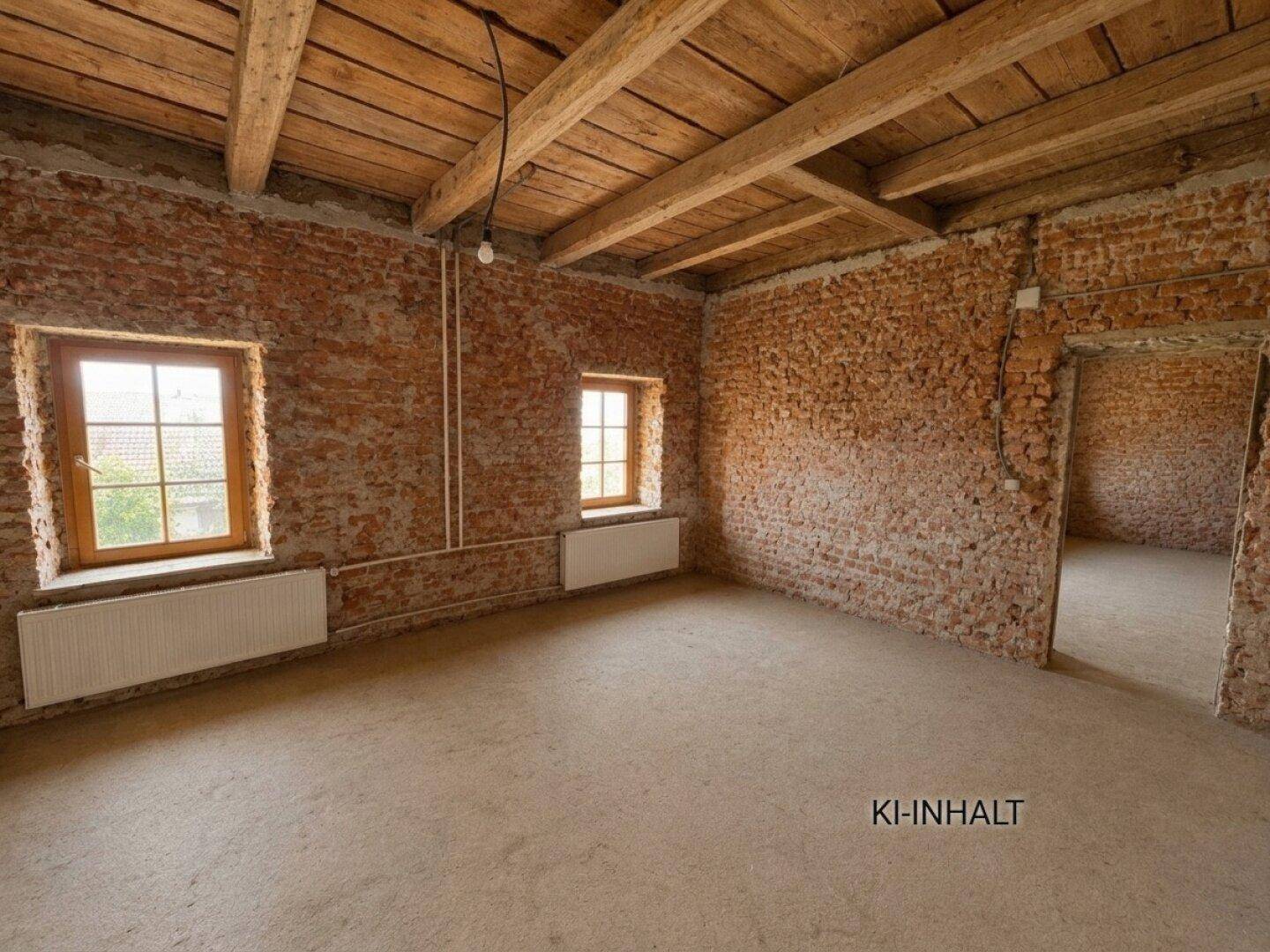 Rohbau-Raum mit sichtbaren Holzbalken, Ziegelwänden und Betonboden.
