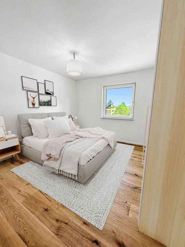 Gemütliches Schlafzimmer mit Holzboden, großem Fenster und minimalistischer Dekoration.