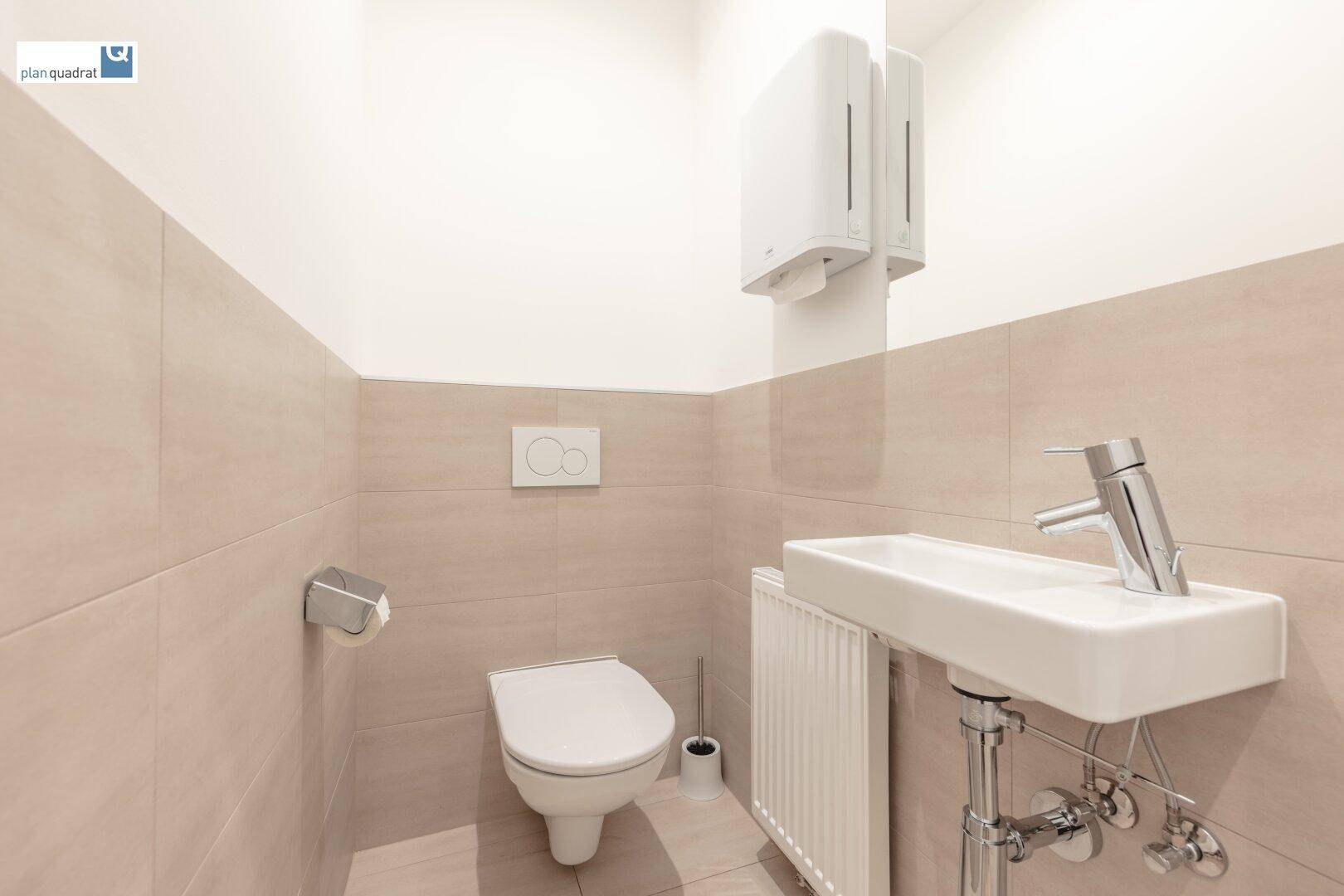 Toilette (mit Handwaschbecken)
