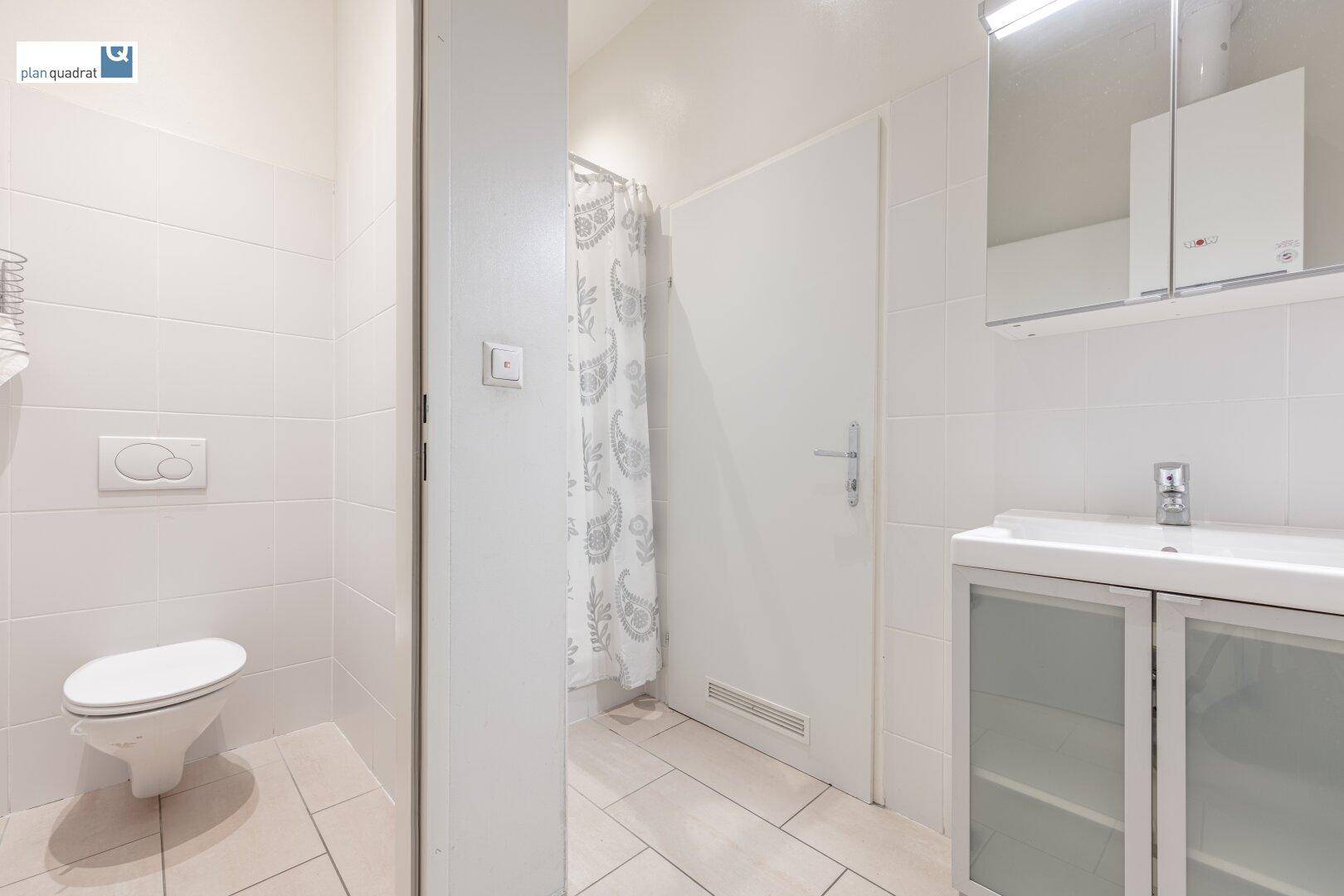 Waschraum mit Dusche und Toilette (ca. 4,40 m²)
