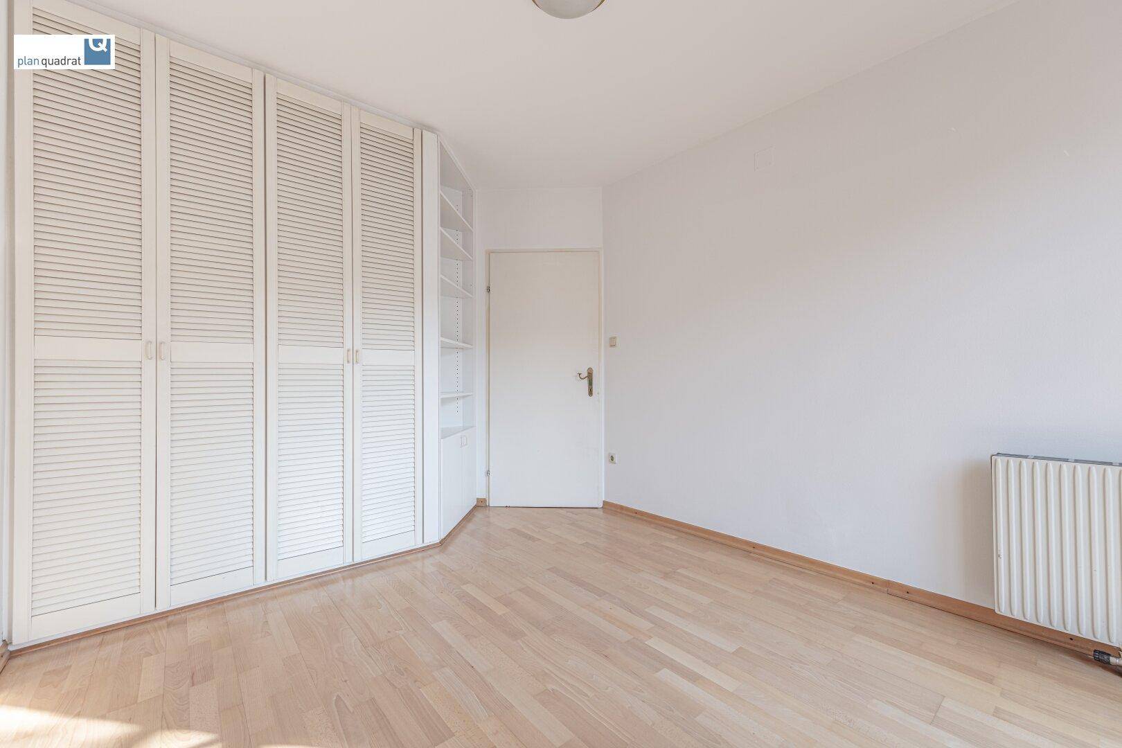 Zimmer 2 (gem. Grundrissskizze) - ca. 11,10 m²