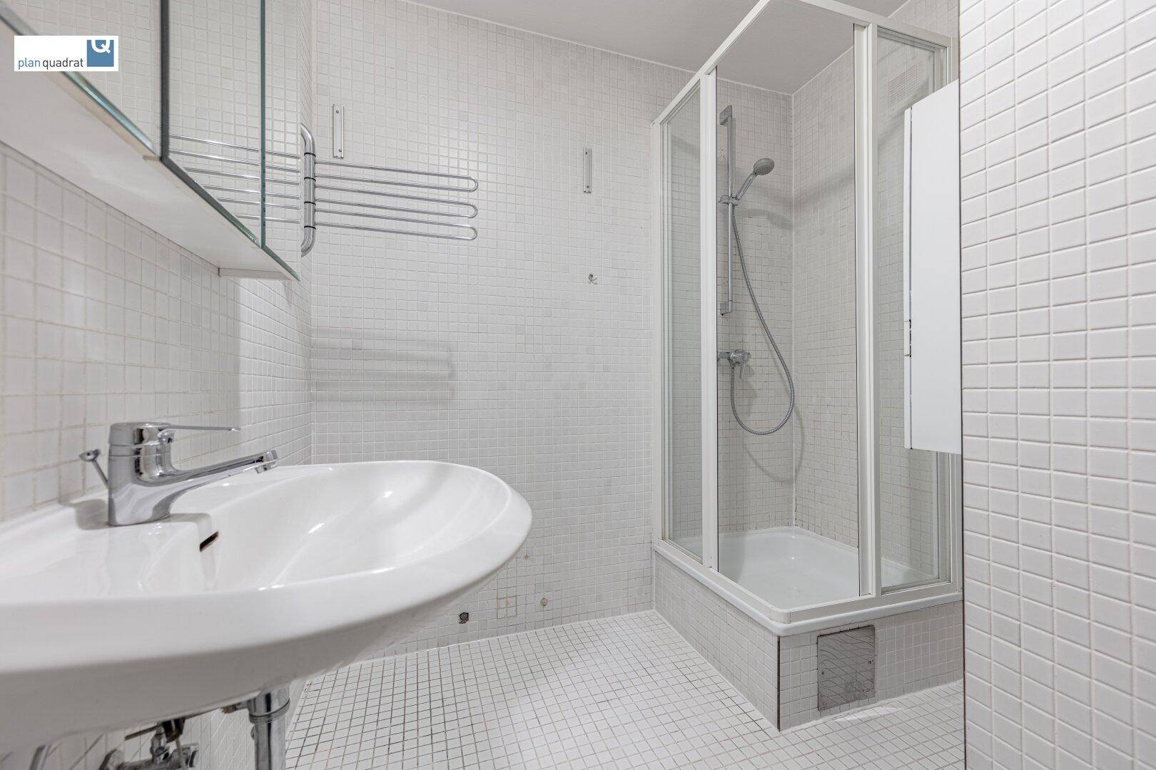 Badezimmer (mit Waschbecken, Dusche und Wa-Ma-Anschluss)