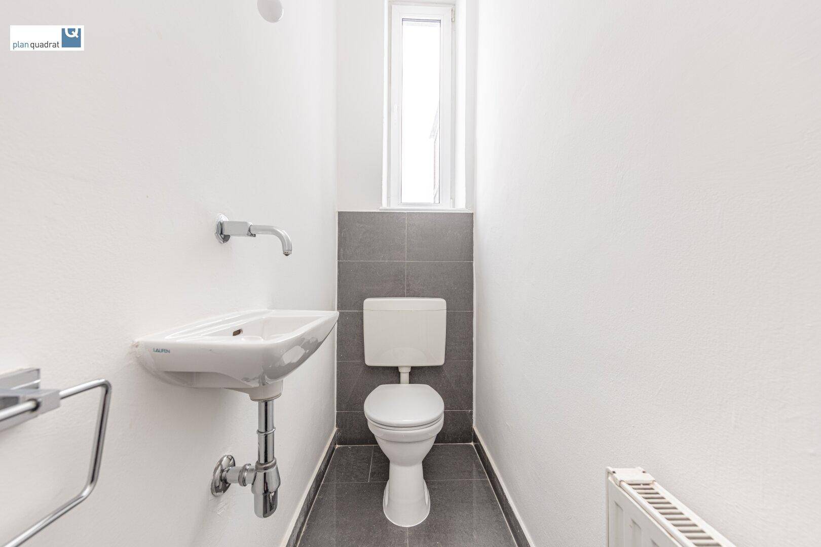 separate Toilette (mit Handwaschbecken) - ca. 2,50 m²