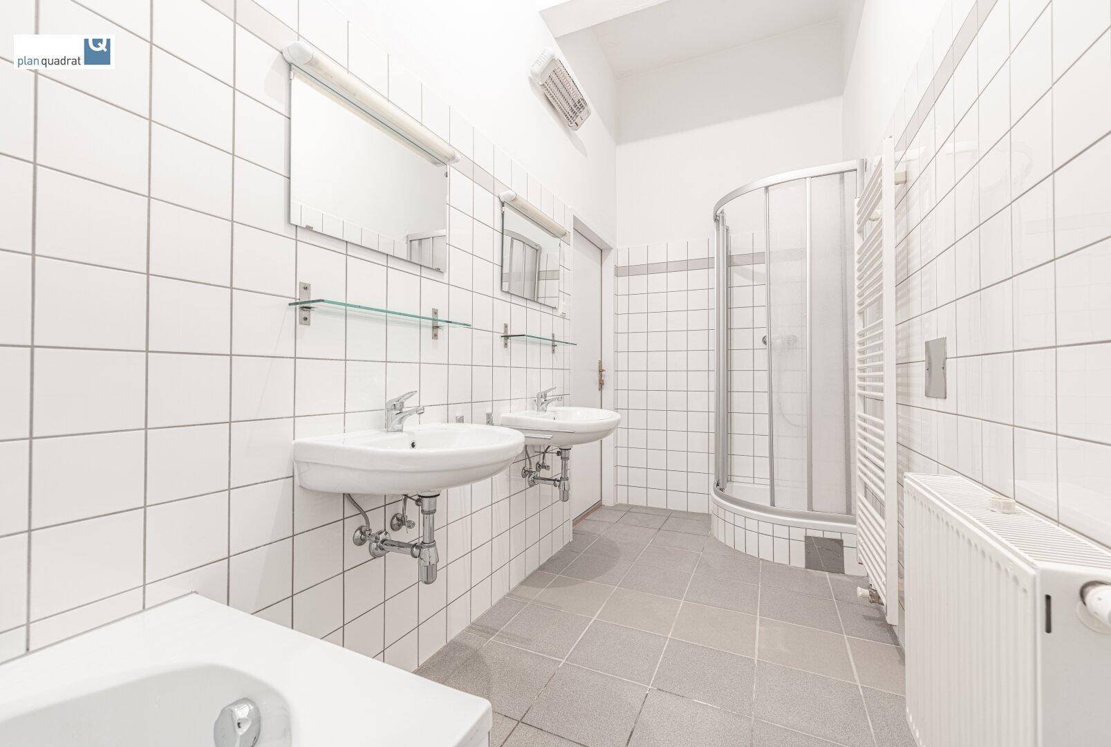 Badezimmer (mit zwei Waschbecken, Badewanne, Dusche und Toilette)