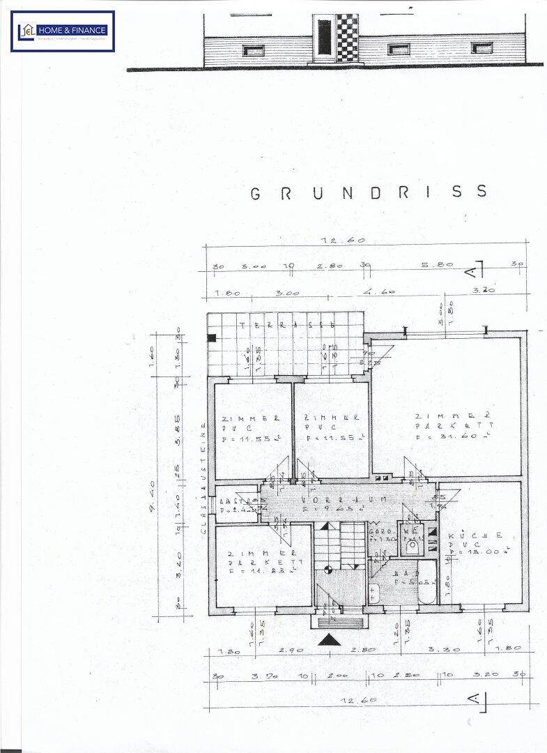 Grundriss des Erdgeschosses mit Zimmern, Terrasse und Bemaßungen.