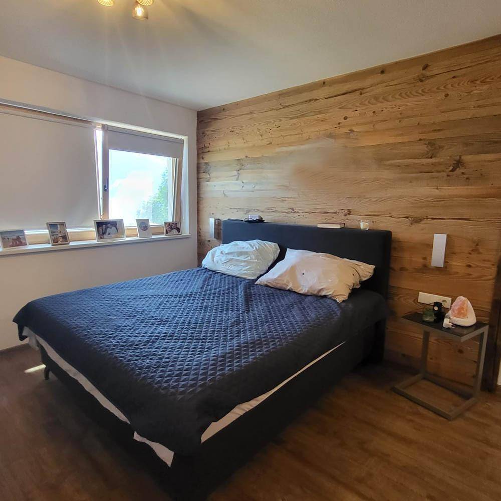 Schlafen mit Holzwandverkleidung