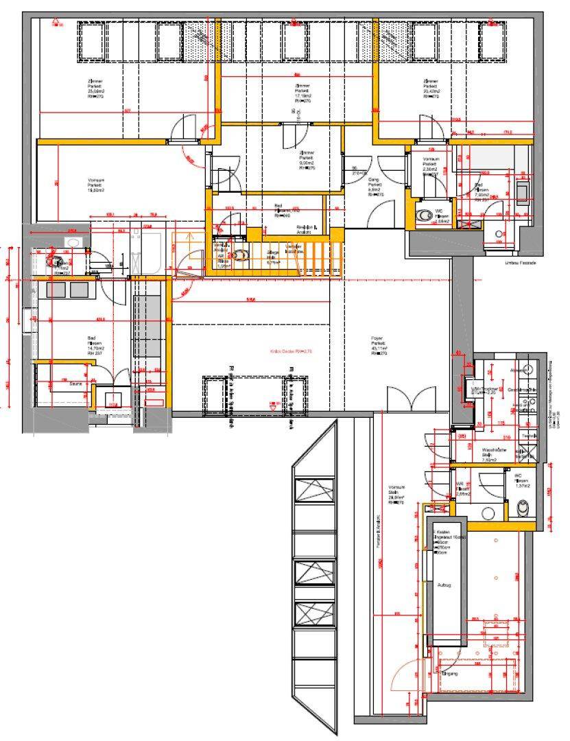 Detaillierter Grundriss einer Etage mit mehreren Zimmern, Bädern, Balkonen und einer großen Terrasse.