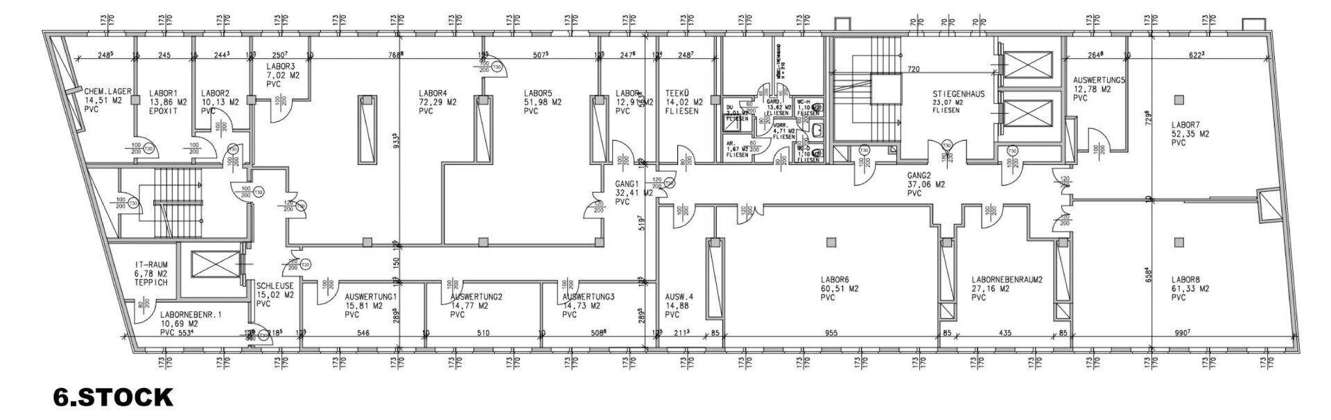 Grundriss des 6. Stocks mit mehreren Laborräumen, Fluren und Treppenhäusern.