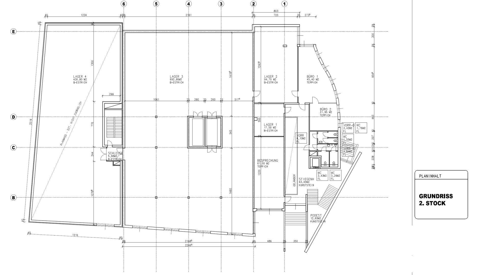 Grundriss des zweiten Stocks mit Lagerflächen, Büros und Sanitärbereichen, inklusive Treppenhaus und Aufzug.