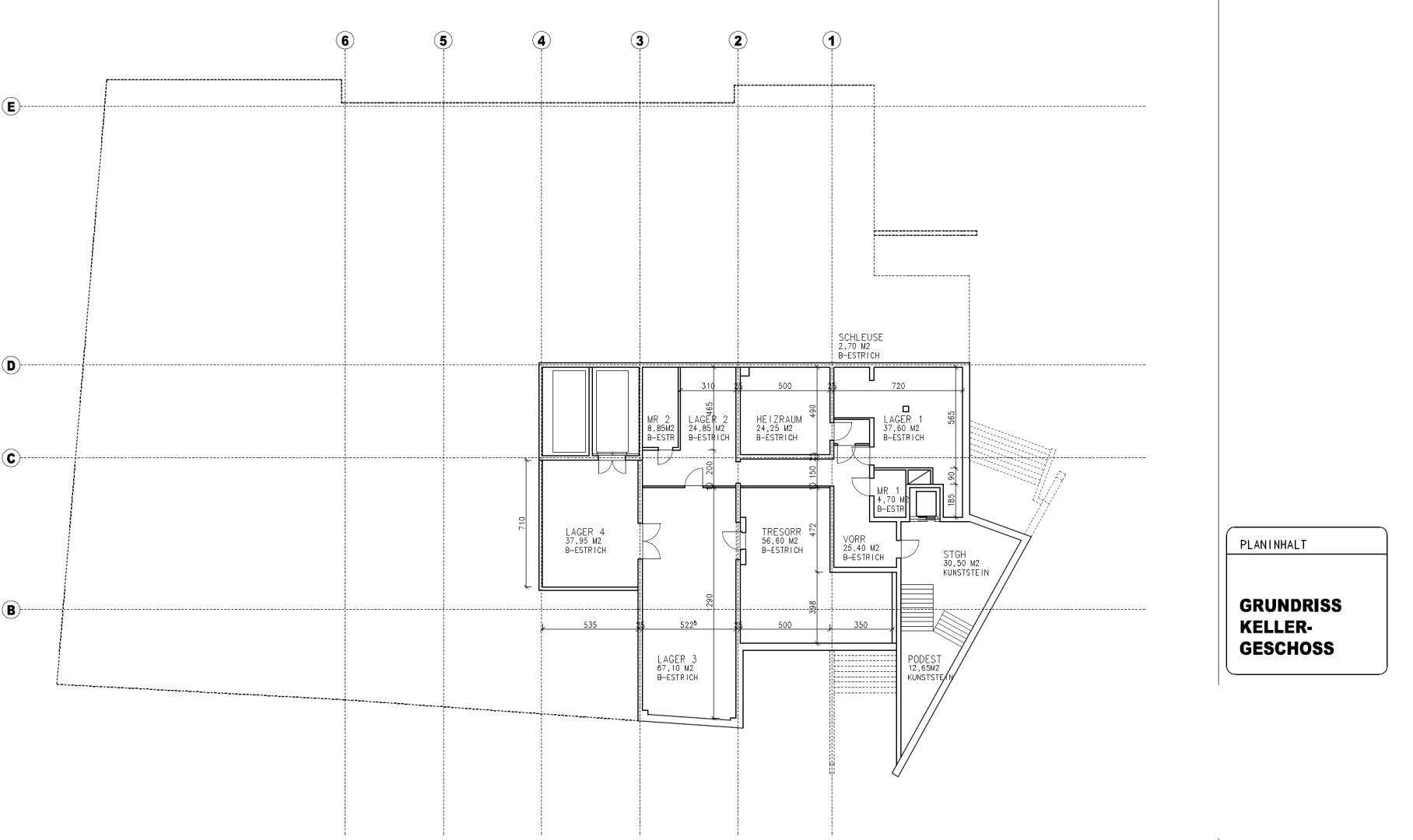 Grundriss des Kellergeschosses mit verschiedenen Lagerräumen, Technikbereichen und Zugang zum Treppenhaus.