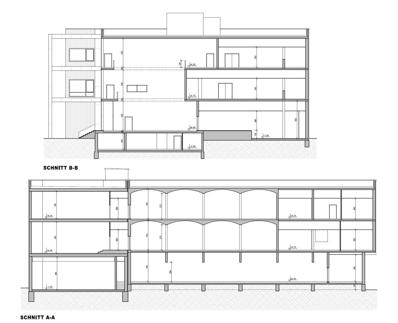 Architektonische Schnitte des Gebäudes zeigen die vertikale Struktur, Geschosseinteilung und hohe Decken.