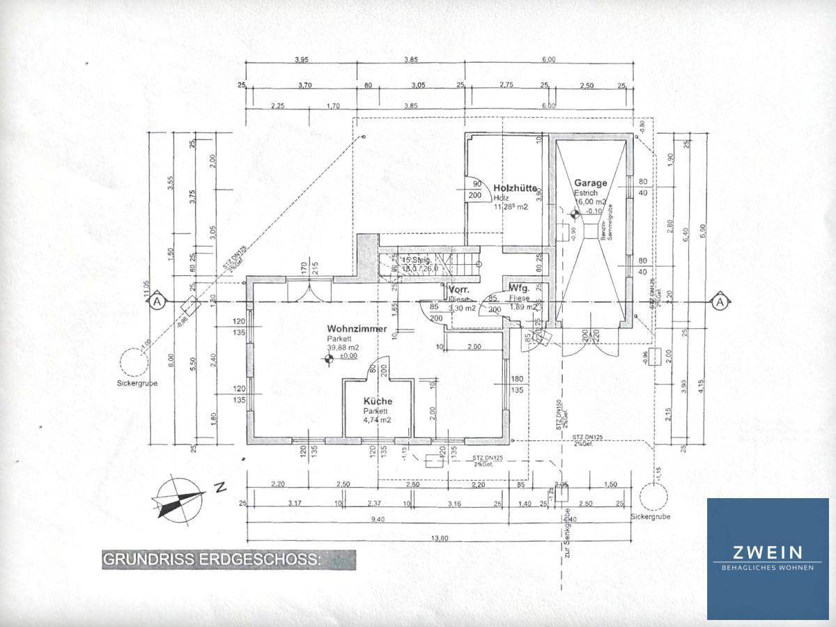 Grundriss des Erdgeschosses mit Wohnzimmer, Küche, Garage und Holzschuppen.