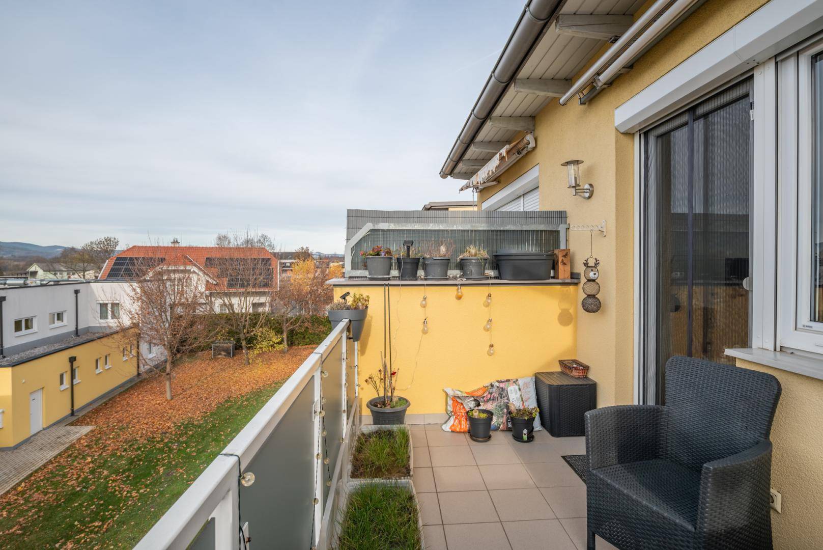 Gemütlicher Balkon mit Sitzgelegenheiten und Blick auf die umliegende Wohngegend.