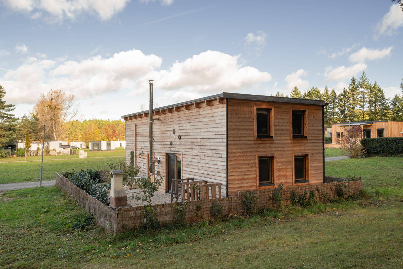 Holzhaus in ländlicher Umgebung mit einfacher Bauweise und Blick auf die umliegende Natur.