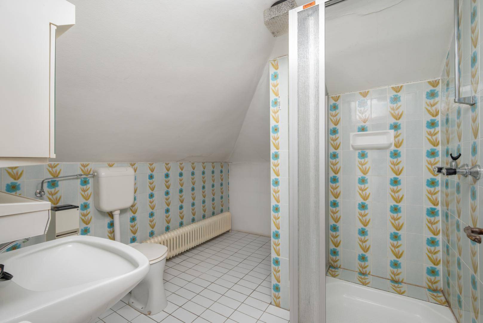 Badezimmer im Dachgeschoss mit schrägen Wänden, Dusche und farbigen Fliesen im Vintage-Stil.