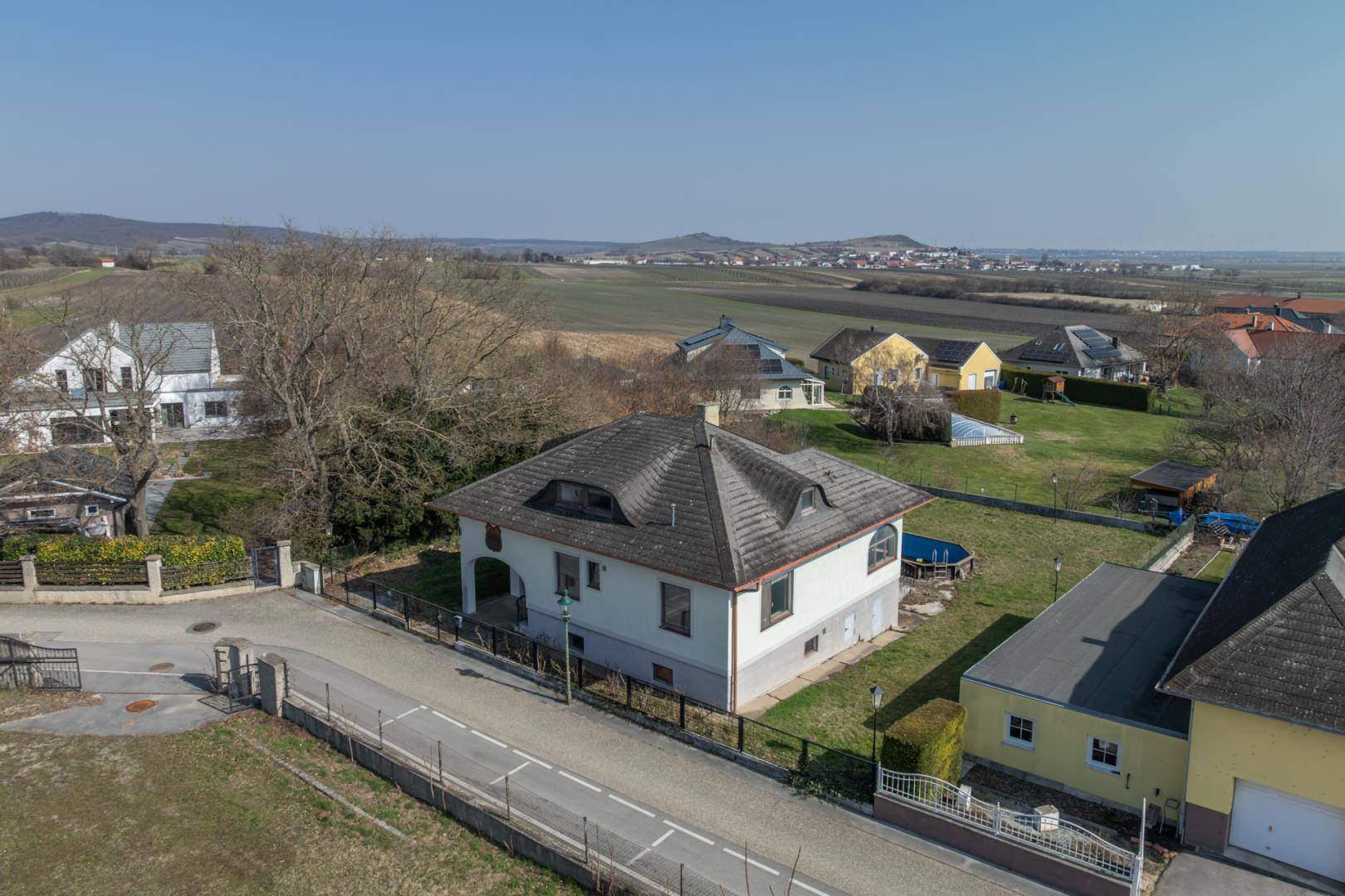 Luftaufnahme des Hauses mit großem Grundstück und weitem Blick über die ländliche Umgebung.