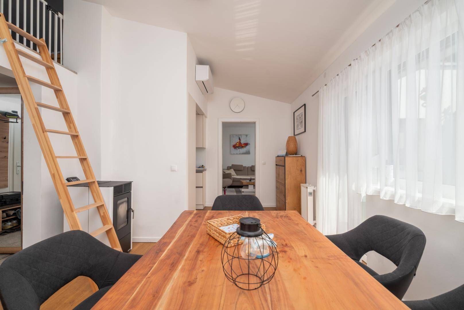 Wohn- Esszimmer - Zugang Dachnische