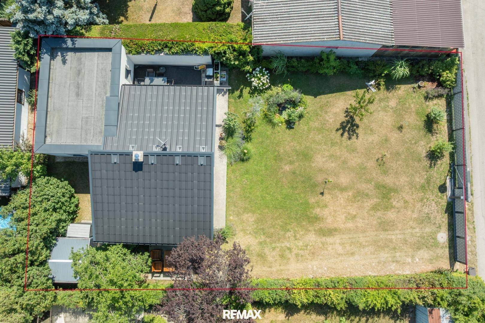 Luftaufnahme des Grundstücks mit Einfamilienhaus, Garten und angrenzenden Nachbargrundstücken.