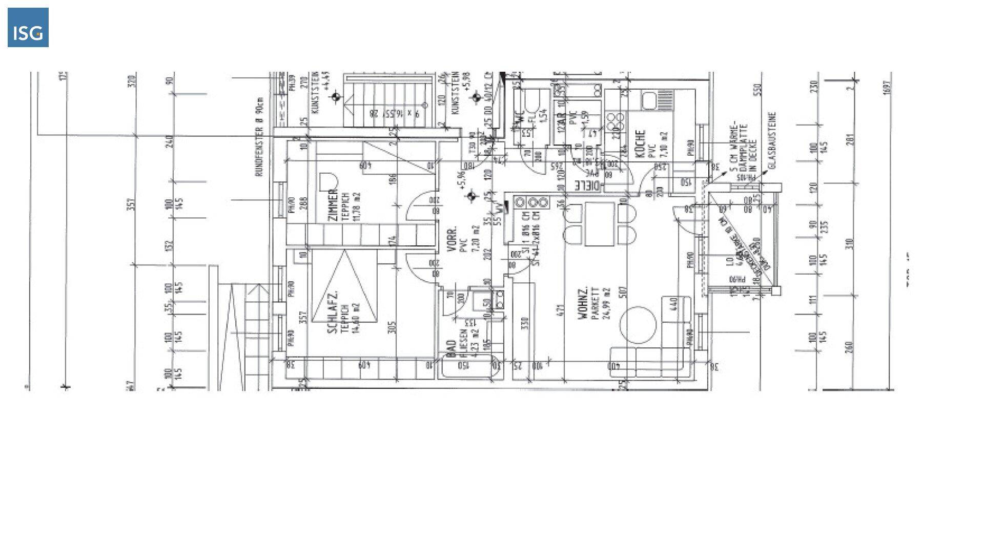 Grundriss einer Wohnung mit offenem Wohnbereich, Küche, Schlafzimmer, Bad und Balkonzugang.