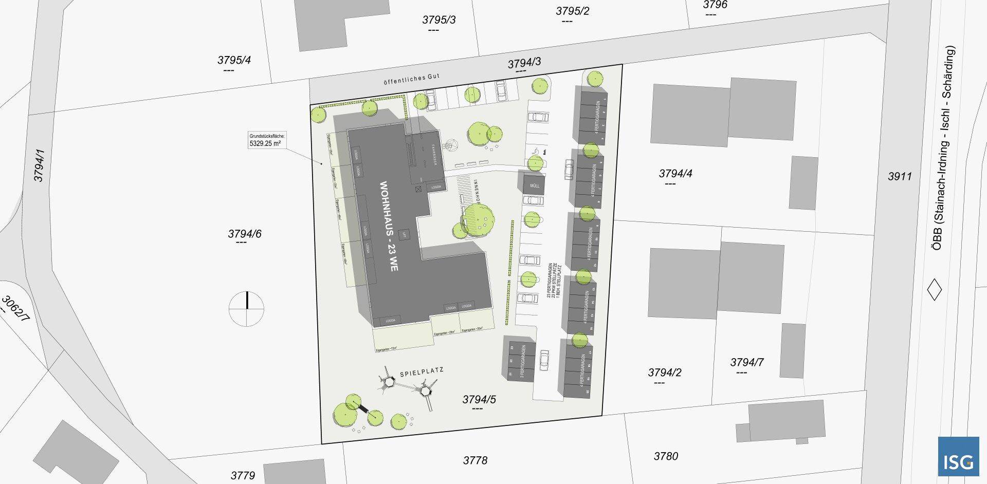 Übersichtsplan des Grundstücks mit Wohnhaus, Nebengebäuden, Parkplätzen und Grünflächen.