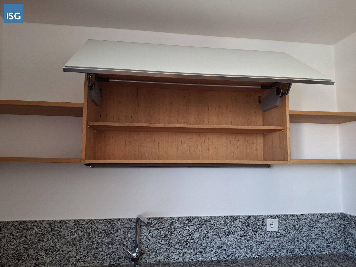 Offene Küchenregale und ein Hängeschrank über der Spüle, Teil einer Holzküche.