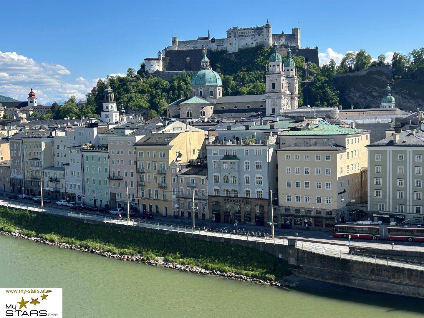 Historische Stadtansicht von Salzburg mit der Festung Hohensalzburg und dem Fluss Salzach.