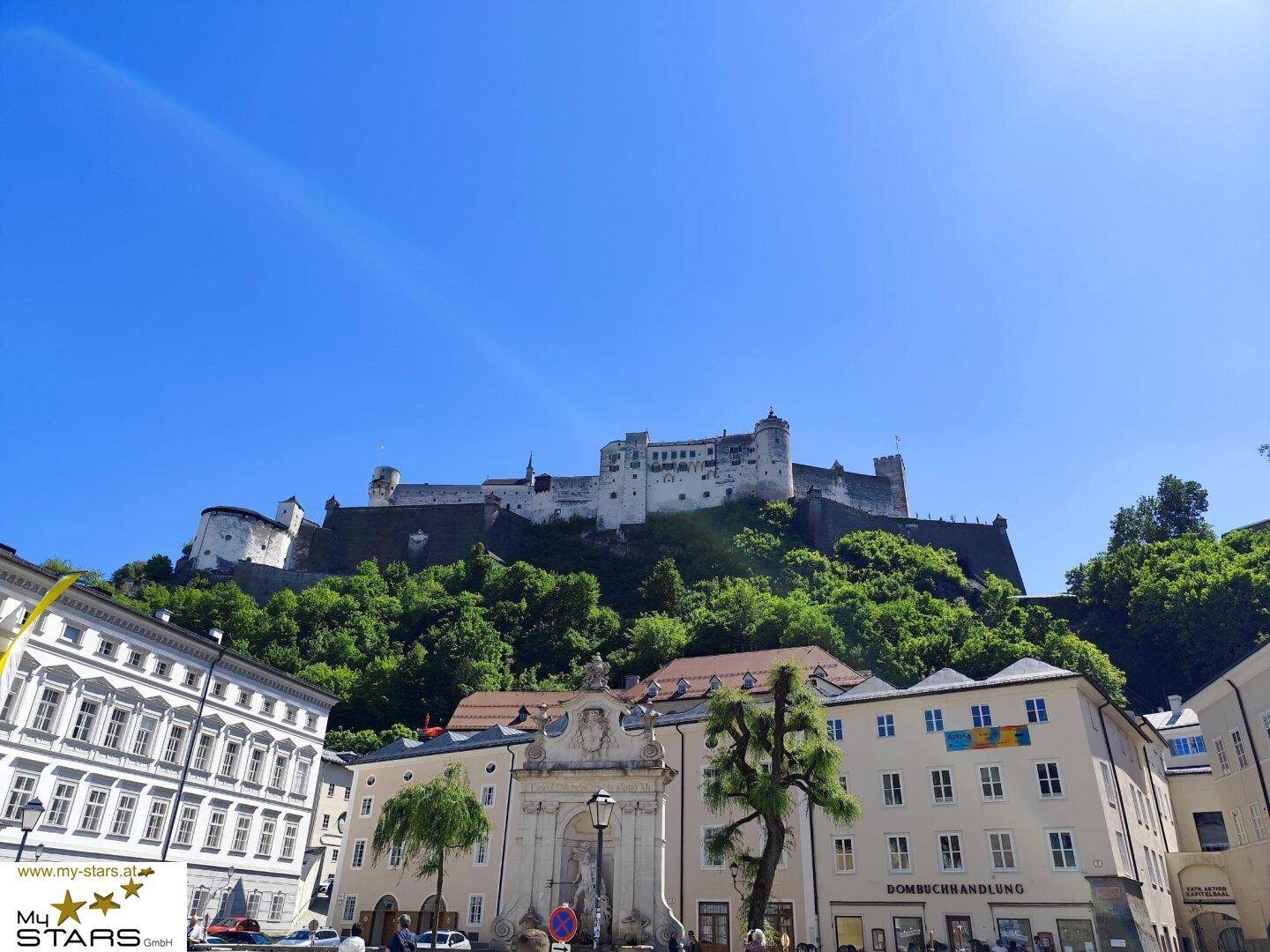 Panoramablick auf die historische Altstadt von Salzburg mit der imposanten Festung.