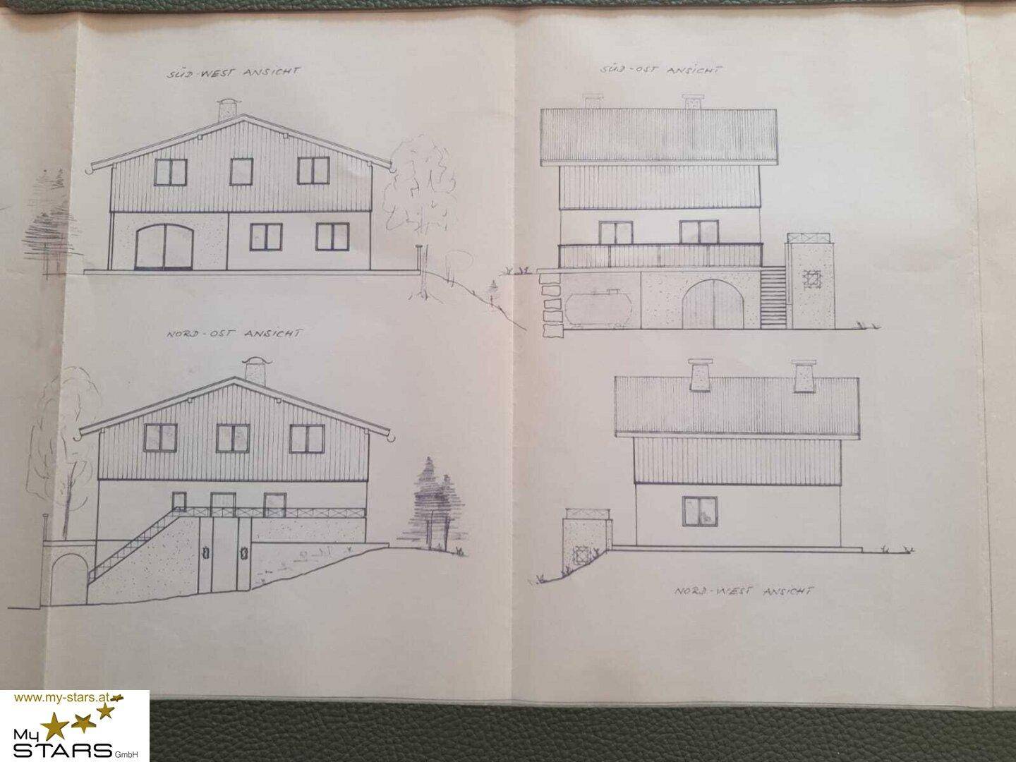 Vier architektonische Ansichten des Gebäudes auf einer Seite dargestellt.