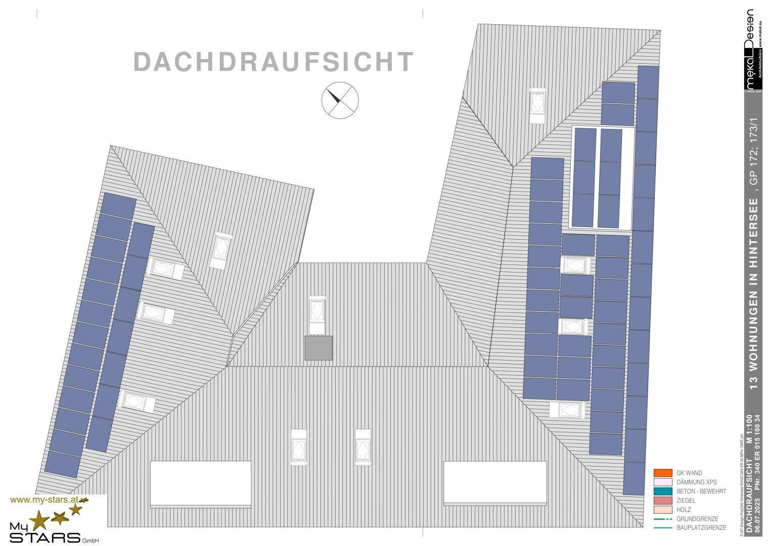 Dachaufsicht des Gebäudes mit Photovoltaikanlage und Dachfenstern.