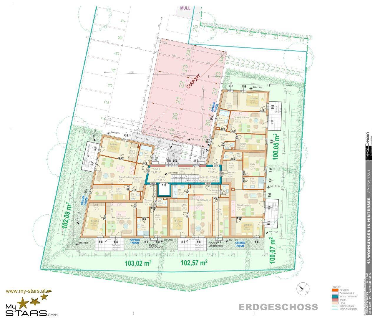 Grundriss des Erdgeschosses mit mehreren Wohneinheiten, Terrassen und Carport-Bereichen.